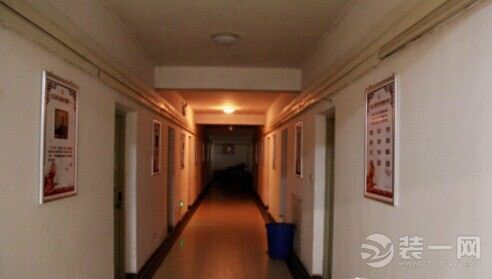 资料图:武汉大学土木建筑工程学院的宿舍文化长廊 "近200块展板图片