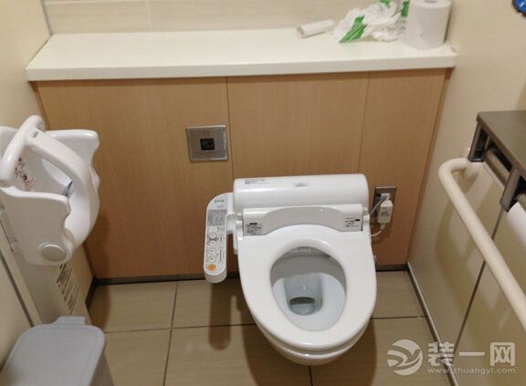 春节前后,在很多赴日旅游的中国消费者购物清单中,一种具有除臭、冲洗、烘干、抗菌等功能的马桶盖成为新宠。近日有媒体报道称,在中国旅游团光顾的一些日本电器店中,这种马桶盖已经频频出现断货现象。 一件看似制造简单的产品马桶盖在日本脱销,使得国内制造再次被推至风口浪尖,广受热议。马桶主要有座便器、盖板两部分构成。目前国内外市场上,智能马桶盖具有自动清洗、自动烘干、座圈加热等功能。据了解,这种被中国消费者称为马桶盖的产品在日本的正式名称叫洁身器。 PART1:日本马桶盖好在哪里?
