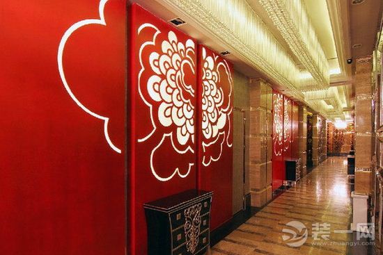 珠海装修网欧式走廊吊顶装修效果图:欧式古典风格的家具给人们以舒适,自然的风格,使人们能轻松自然的享受这个空间带来的舒适自在感。 珠海装修网欧式走廊吊顶装修效果图:整个空间摒弃传统婚房的鲜亮色彩,选择淡雅素净的色调,营造出温馨典雅的温馨婚房。 珠海装修网欧式走廊吊顶装修效果图:以经典的风格圆柱,撘配高雅细致的造型壁基,形成一幅别具品味质感的特色端景。 珠海装修网欧式走廊吊顶装修效果图:在每个空间与空间的衔接点上,规划门斗与罗马柱的做为缓冲及和协铺排,柱头及托柱加以打灯凸显,加深空间气势。 珠海装修