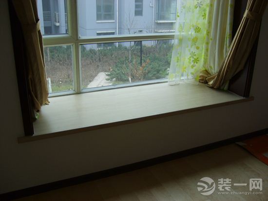 窗台的装饰面板有很多种,选择合适的窗台板是关键的一步,那么如何才能选到最合适的窗台板?需要考虑哪些方面?安装及选购时需要注意哪些细节?下面随合肥装修网小编先去了解下相关知识吧。 一、窗台板材料种类 1、大理石:大理石应是窗台板的首选,但是前提是选取的色泽纹理比较理想。大理石窗台板的优点是颜色漂亮、纹理多样,台面可防溅落的雨水。但是大理石可能有辐射,对身体不好,因此不建议用在卧室。 2、花岗石:花岗石纹理基本上以颗粒状为主,色泽也有多种。其色泽和纹理都比不上大理石,但比大理石更坚硬耐用。 3、人造石:人造