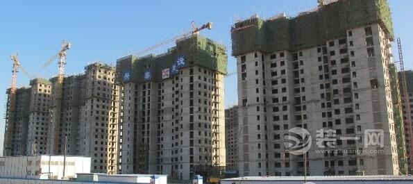 呼和浩特装修网了解到2011年以来,呼和浩特市城发公司投资建设了4个公租房项目,总建筑面积124.38万平方米,其中配建商业面积24.43万平方米,总投资51.03亿元,总户数16368套。目前,已完成投资42.1亿元。 这4个公租房项目中,呼市首个公租房楼盘康居家园公租房小区位于玉泉区,项目投资13亿元,建筑面积32.